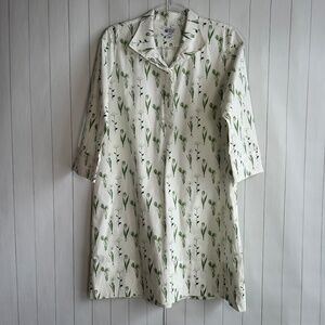 Gently used, there are some faint foundation marks around the collar/button area